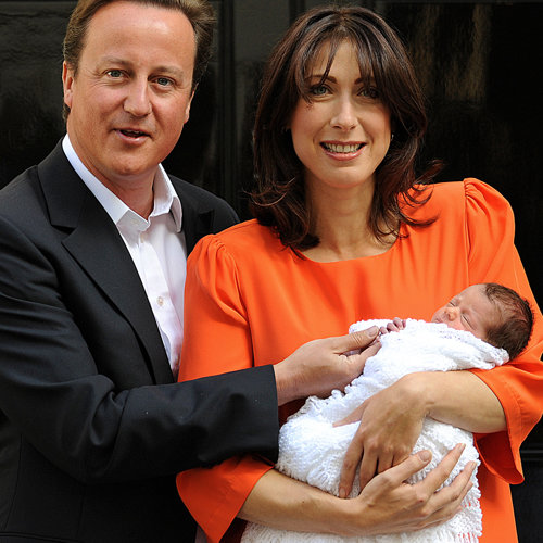 El primer ministro británico, David Cameron, presenta a su recién nacida