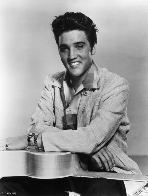 Elvis Presley, vestido siempre para el espectáculo
