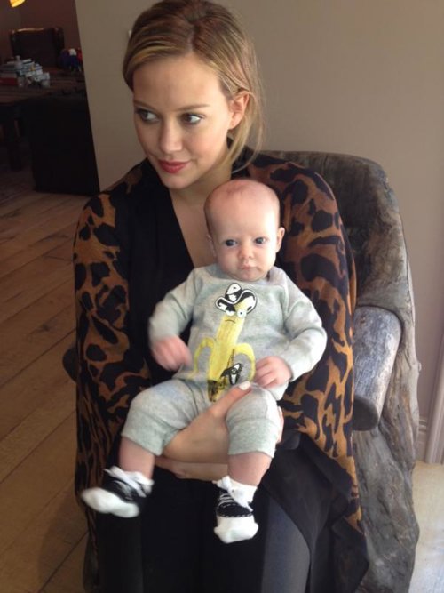 Hilary Duff presume de hijo