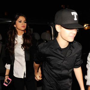 Justin Bieber y Selena Gomez acallan los rumores de crisis besándose a escondidas