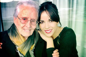 Consuelo, la yeya de Raquel del Rosario... se gana a España