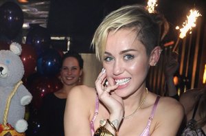 Lo que nos faltaba: ¡Le ofrecen 1 millón de dólares a Miley Cyrus por dirigir una película porno!