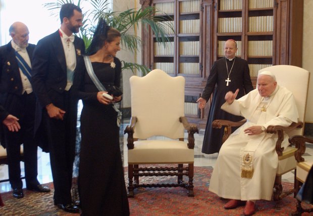 Letizia y Felipe en 2004 tras su boda, fueron recibidos por el Papa Juan Pablo II. Letizia sonríe al pontífice que les despide de los más cariñoso