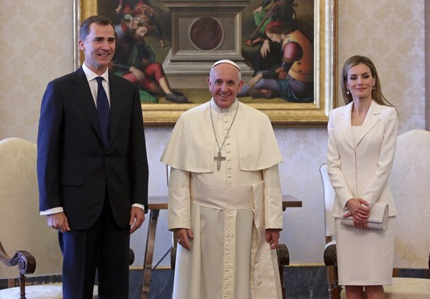 Los Reyes recibidos por el Papa Francisco el pasado 30 de junio de 2014, Letizia eligió un traje sencillo blanco