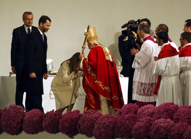 Felipe y Letizia en la misa oficiada por Benedicto XVI en su visita a España y Santiago. En la imagen, Letizia realiza besamano al Papa ante la atenta mirada de su madrido
