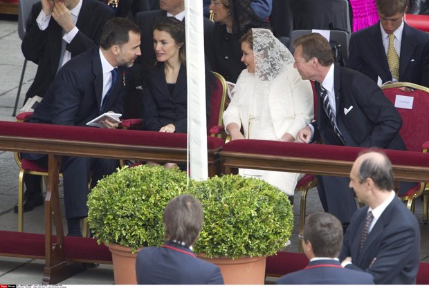Los Príncipes Felipe y Letizia conversamente animadamente con los Grandes Duques de Luxemburgo. Las damas van con mantilla. Letizia de negro y Maria Teresa de blanco