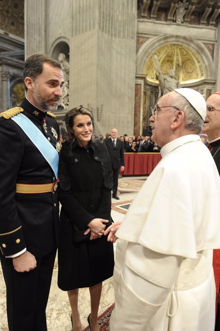 Los Príncipes Felipe y Letizia saludan cariñosamente al Papa Francisco el día de su primera misa. Los tres sonríen