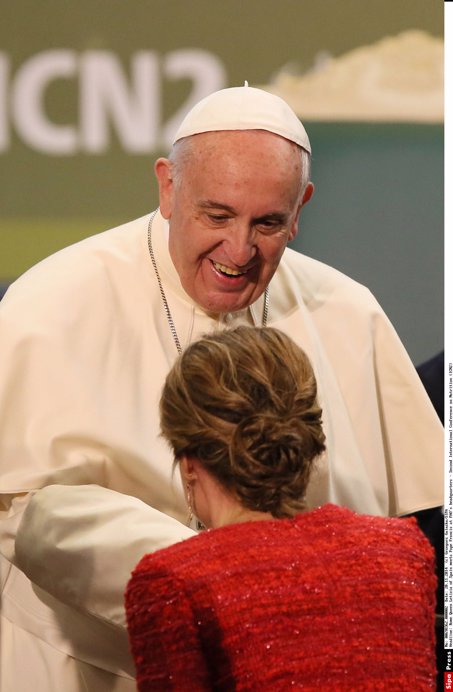 La Reina Letizia de España, saluda con reverencia y besamanos al Papa Francisco al encontrarse en la FAO