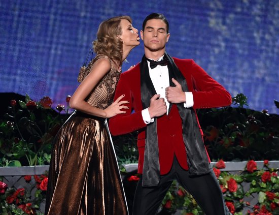 Taylor Swift actuando en los American Music Awards 2014
