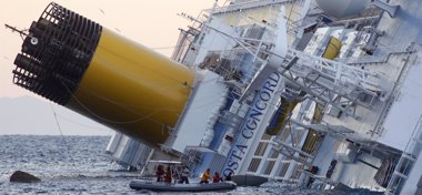 Foto: Rescatado el tercer superviviente del interior del crucero 'Costa Concordia' ( STRINGER ITALY / REUTERS)