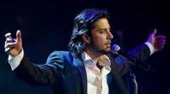 Foto: Manuel Carrasco aguanta en el número uno (Pablo Asenjo / Teatro Cervantes)