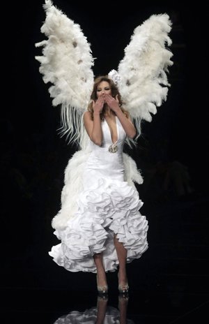 Jessica Bueno desfila como un ángel de Victoria's Secret para SIMOF