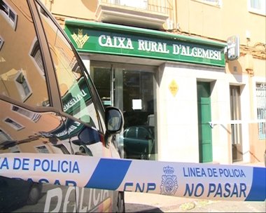 Foto: Un hombre hiere con un arma a un trabajador de un banco de Algemesí al intentar atracar (EUROPA PRESS)