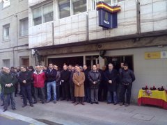 Foto: Varios centos de persoas recordan en A Coruña aos tres policías nacionais falecidos (EUROPA PRESS)