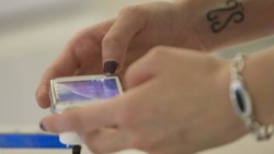 Foto: El 67% de los nacidos entre 1980 y 1990 utilizan móviles para conectarse a su banco (EUROPA PRESS)