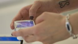 Foto: El 67% de los nacidos entre 1980 y 1990 utilizan móviles para conectarse a su banco (EUROPA PRESS)