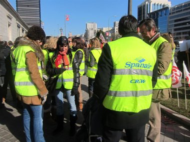 Foto: Trabajadores de Spanair y Generalitat firman un acuerdo para garantizar las recolocaciones (EUROPA PRESS)