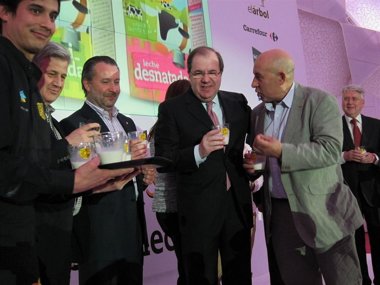Foto: Herrera augura un "largo recorrido" a la leche 'Tierra de Sabor' (EUROPA PRESS)