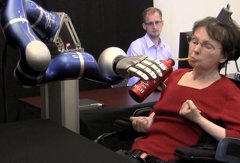 Foto: Pacientes con parálisis consiguen controlar un brazo robótico con la mente ( UNIVERSIDAD DE BROWN (EEUU))