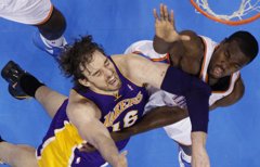 Foto: Lakers se complica la serie ante los Thunder (REUTERS)