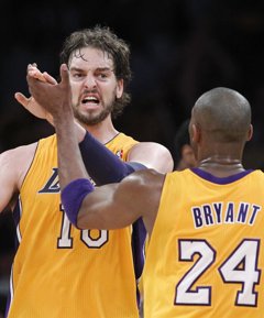 Foto: Los Lakers toman aire ante Oklahoma (REUTERS)