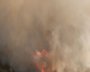 Los Bomberos remojan y vigilan zona afectada por el incendio de Rasquera