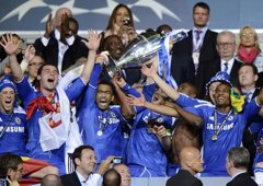 Foto: El Chelsea pinta el cielo de 'blue' (REUTERS)