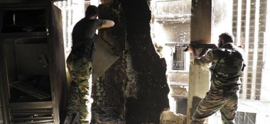 Foto: Fuerzas rebeldes y del régimen sirio mantienen fuertes combates en  Damasco  (REUTERS)