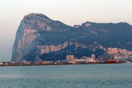 Foto: Los pescadores faenan "con normalidad" en aguas cercanas al Peñón (EUROPA PRESS)