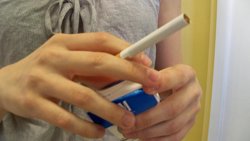 Foto: Los ciudadanos pueden solventar dudas sobre cómo dejar de fumar en las redes sociales (EUROPA PRESS)