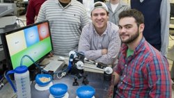 Foto: Crean un brazo robótico controlado con los ojos para alimentar a discapacitados (UNIVERSIDAD NORTHEASTERN)