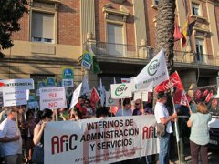 Foto: Cerca de 200 personas se concentra nuevamente contra los recortes de interinos (EUROPA PRESS)