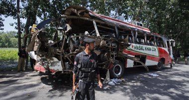 Foto: Ya son 21 los muertos en la explosión de una bomba en un autobús en Pakistán (REUTERS)