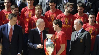 Foto: El Rey, orgulloso: "Si como jugadores sois buenos, como equipo sois formidables" (REUTERS)