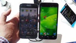 Foto: ZTE Grand Memo vs Samsung Galaxy Note II: guerra de 'tablefonos' en el MWC (CARLOS HERGUETA)