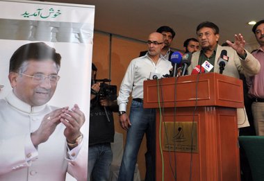 Foto: Musharraf suspende la rueda de prensa y el mitin previstos al llegar a Karachi (STRINGER . / REUTERS)