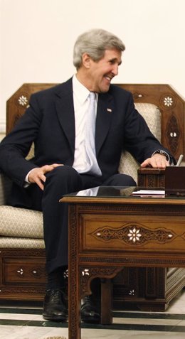 Foto: Kerry bromea con Al Maliki: "Clinton me dijo que haréis todo lo que yo diga" (JASON REED / REUTERS)