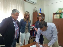 Foto: Junta firma el contrato para la ampliación del IES Gerald Brenan de Alhaurín de la Torre (EUROPA PRESS/JUNTA DE ANDALUCÍA)