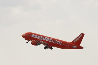 Foto: Las 'low cost' transportan 8,1 millones de pasajeros hasta abril, un 0,2% más (EEASYJET)