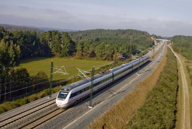 Foto: Renfe dice que trabaja con las CC.AA sobre la "racionalización" de los trenes de Media Distancia (ADIF/EP)