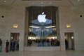 Apple amenaza con una sanción a un empleado por hacer horas extra