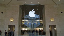 Foto: Apple amenaza con una sanción a un empleado por hacer horas extra (EUROPA PRESS)
