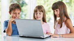 Foto: La Guardia Civil presenta un libro de seguridad en Internet para padres y educadores (DANBA)