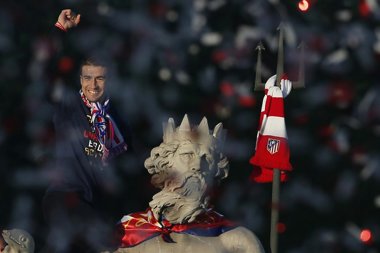 Foto: Madrid se tiñe de rojiblanco al son de una 'Décima' que cambió la historia (REUTERS)