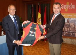 Foto: Los ciclistas españoles promocionarán a Murcia en todas las competiciones (AYUNTAMIENTO DE MURCIA)