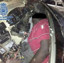 Foto: La Policía salva de asfixiarse a dos inmigrantes abandonados en un coche (EUROPA PRESS/POLICÍA)
