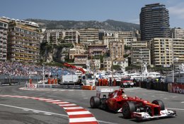 Foto: Alonso quiere continuar la escalada en un escenario majestuoso (REUTERS)