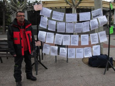 Foto: Un extrabajador de Valdezcaray inicia una huelga de hambre frente al Palacio de Gobierno para pedir su readmisión (EUROPA PRESS)