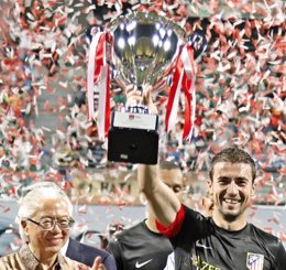 Foto: Raúl García y Diego Costa le dan al Atlético otro título en Singapur (JAVIER GALAN)