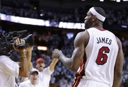 Foto: LeBron James salva a los Heat ante los Pacers (REUTERS)